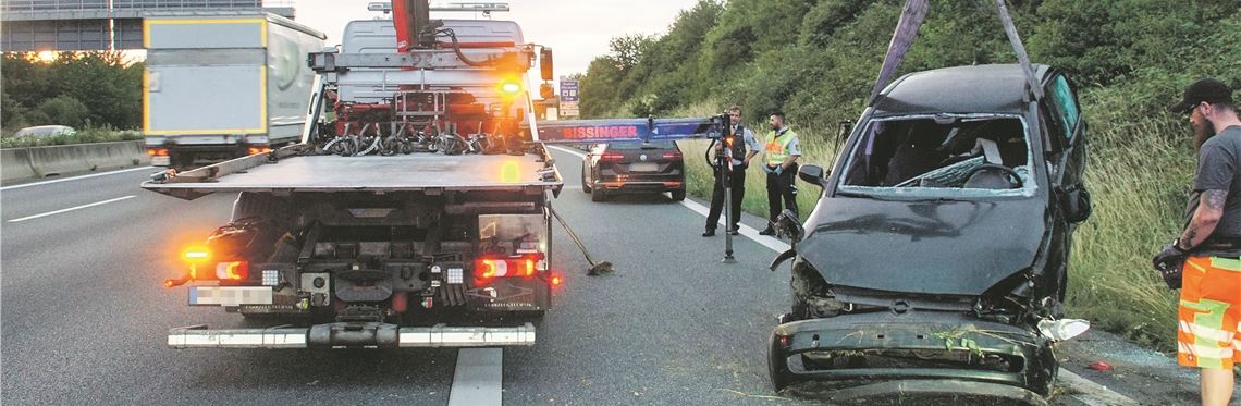 Zuletzt weniger Unfälle auf der A8 Einer von 202 Unfällen im Jahr 2020 auf der A8 bei Pforzheim: Anfang Juli überschlägt sich ein Wagen nach einem Reifenplatzer, der Fahrer und seine Beifahrerin werden jeweils schwer verletzt.sdmg