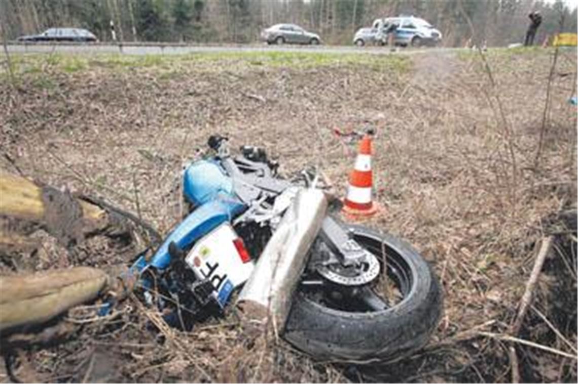 Einer von 55 Motorradunfällen mit Schwerverletzten im Jahr 2010: Ende März wird auf der Landesstraße zwischen dem Wohngebiet Hagenschieß und der Autobahnauffahrt Pforzheim-Süd einem 22-Jährigen ein Überholmanöver zum Verhängnis. Der Fahrer wird beim Zusammenstoß mit einem Auto lebensgefährlich verletzt. Archivfoto: Tilo Keller