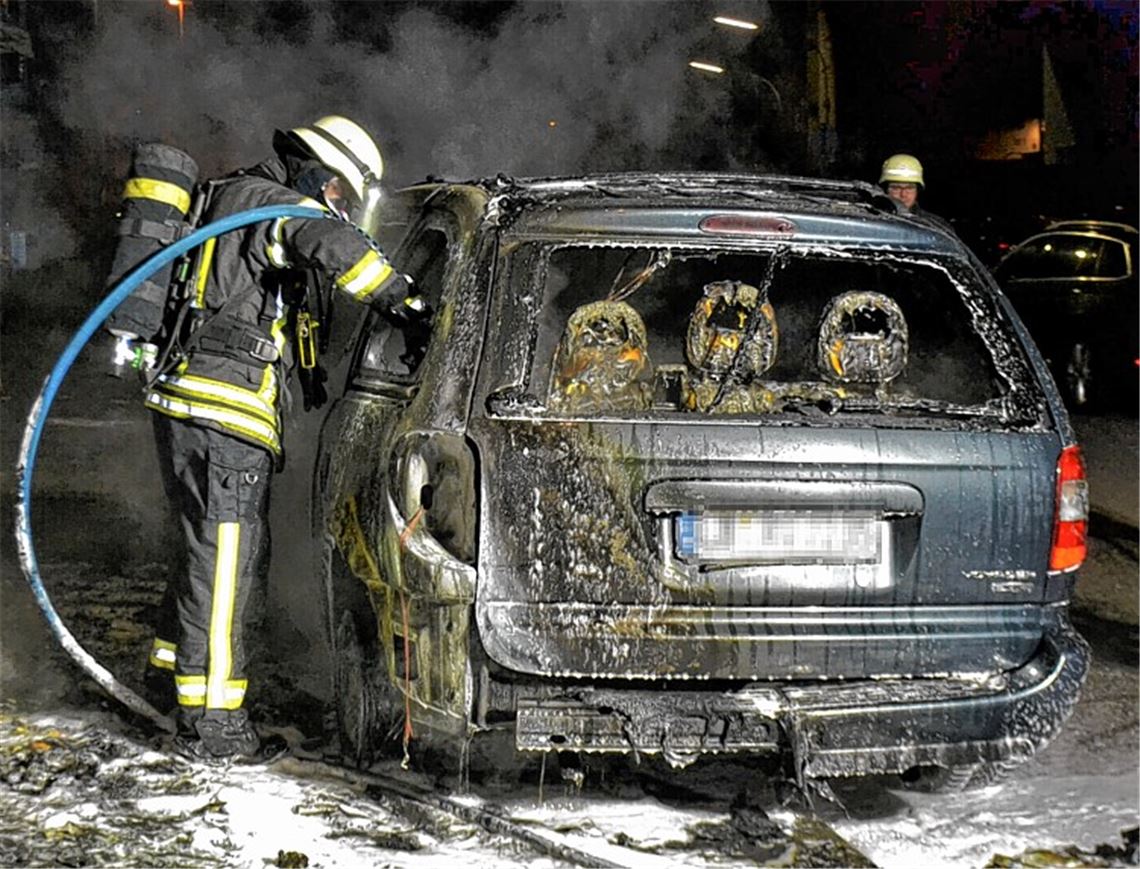 Einer von drei Tatorten: An der Maximilianstraße brennt ein geparktes Auto aus.myro