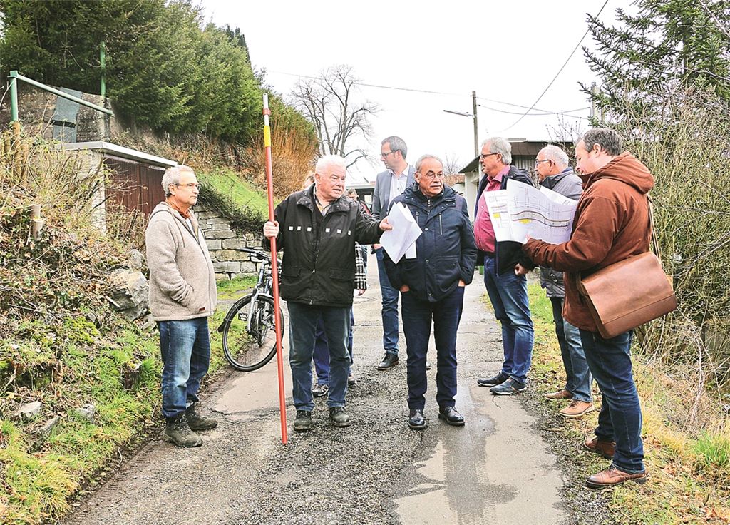 Einer von mehreren Vorortterminen: Mühlacker Stadträte bei einer Besichtigung der Höhenstraße in Enzberg im Jahr 2020. Archivfoto: Sadler