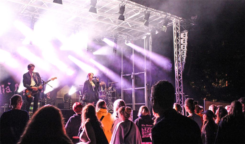 Einer von vielen Stars beim „Enzland-Festival“: Auftritt von Mia Morgan. Fotos: Gießler
