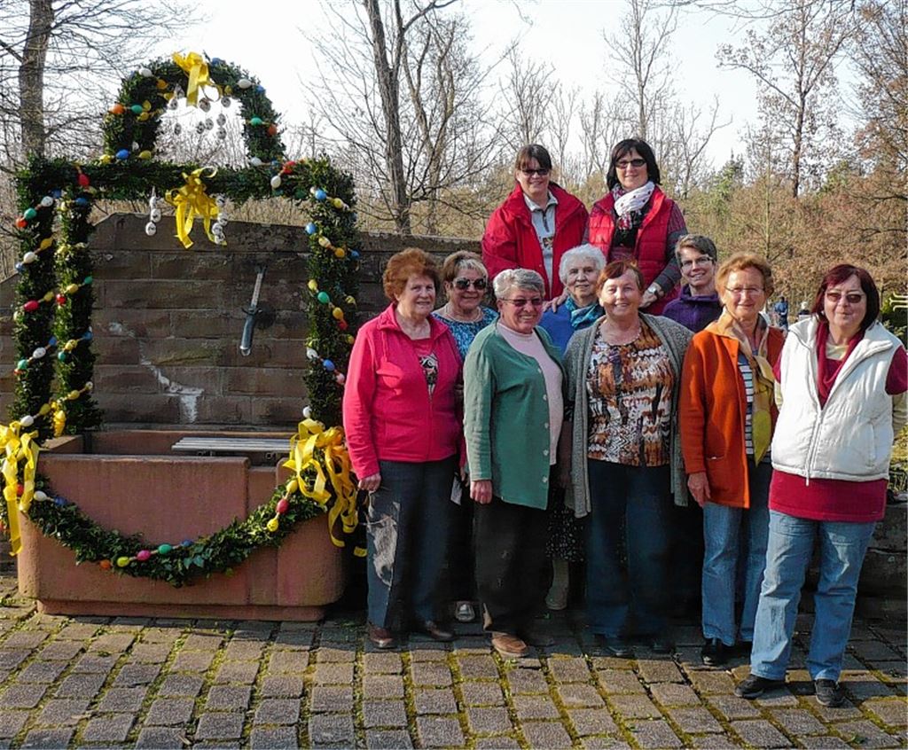 Eines der Landfrauen-Teams am Osterbrunnen am Waldfriedhof.