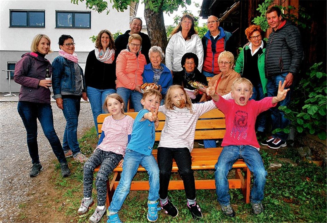 Eines der Projekte: Alt und Jung treffen sich am „Lomersheimer Bänkle“. Archivfoto: Stahlfeld