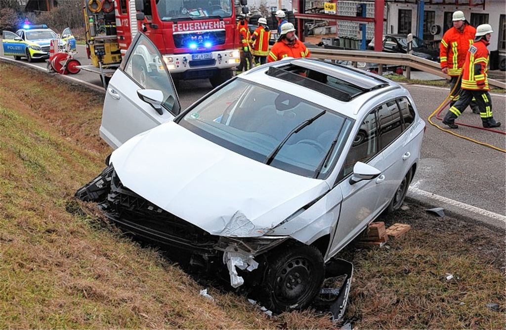 Eines der Unfallautos. Foto: Feuerwehr