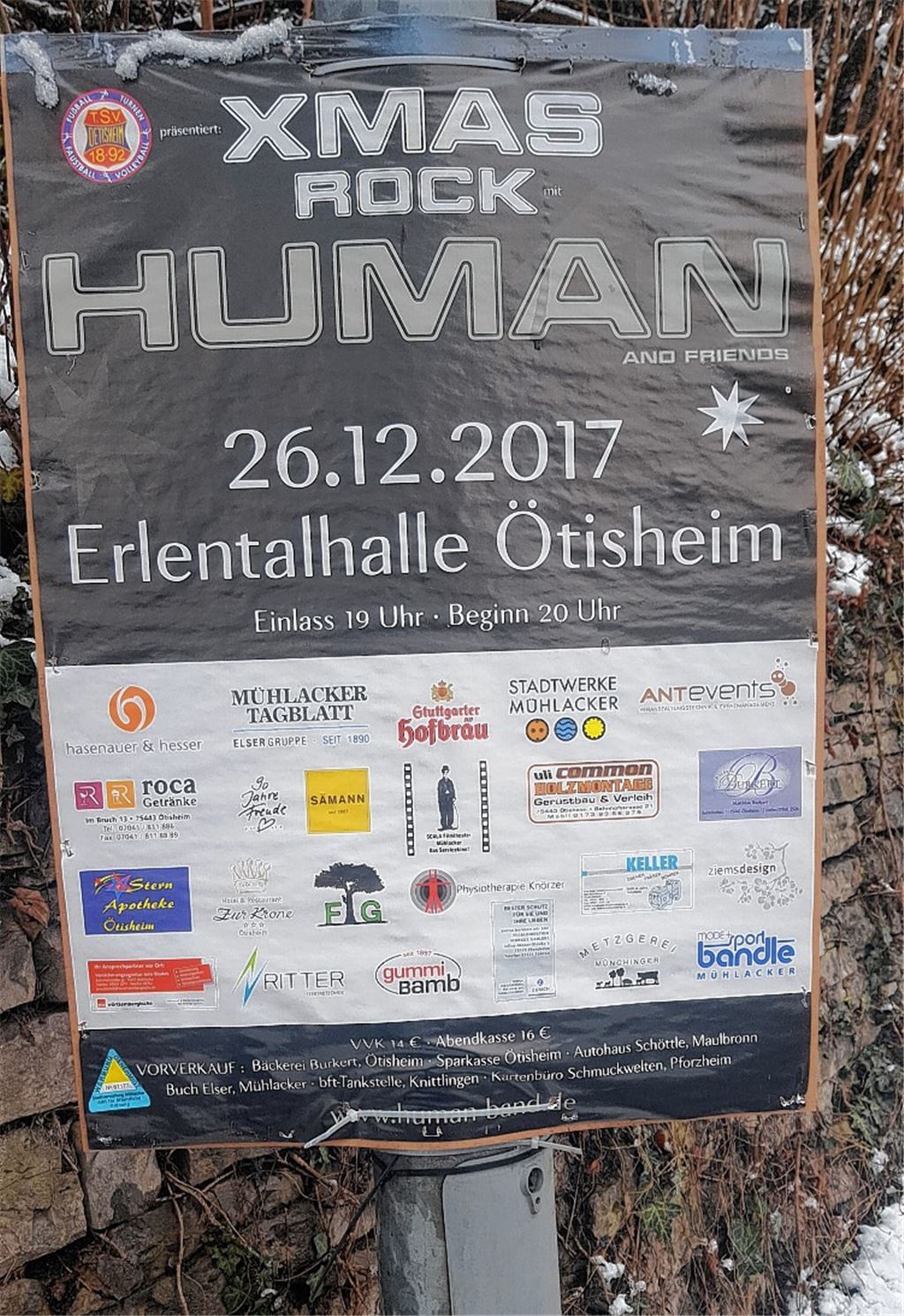Unbekannter zerstört Konzertplakate