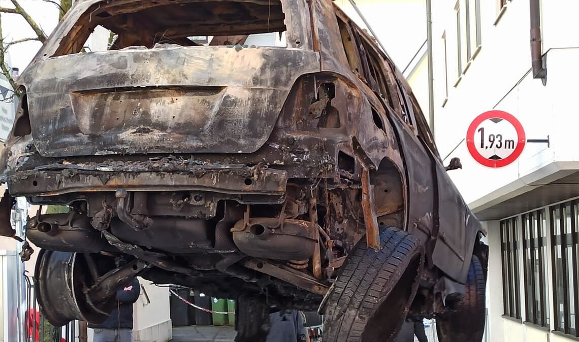 Eines der ausgebrannten Autos aus der Tiefgarage. Foto: Disselhoff