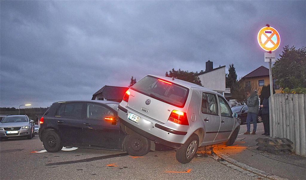 Eines der beteiligten Fahrzeuge landet auf der Motorhaube des anderen. Foto: myro