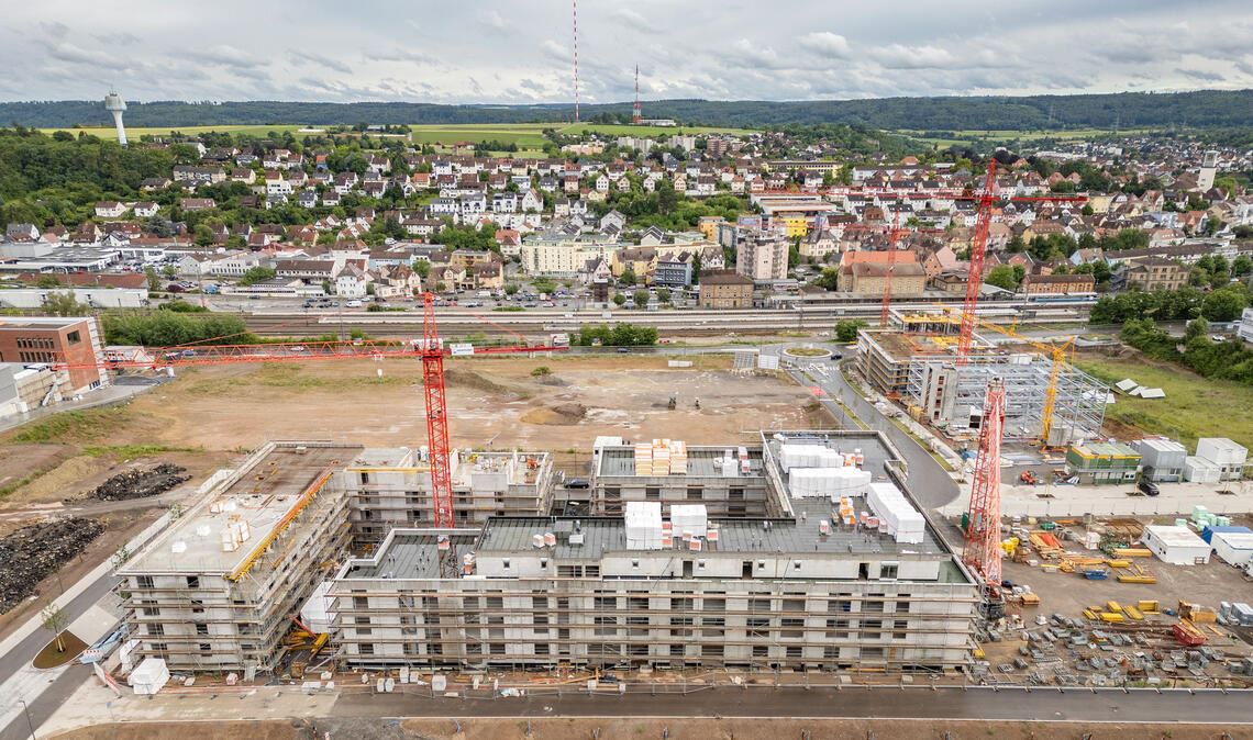 Eines der imposanten Bauprojekte im Gebiet „Ziegelhöhe“: Der Komplex der GSW mit dem neuen Seniorenzentrum St. Franziskus liegt bislang voll im Zeitplan. Foto: Fotomoment