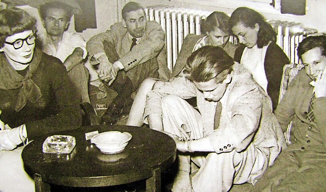 Eines der raren   Fotos, das  vom Treffen in der Laufenmühle stammen könnte: Autorin Barbara Minssen, Erich Schnabel,  Intendant des Hamburger NWDR-Funkhauses,  Henri Regnier, NWDR-Redakteur,  Inge und Walter Jens,  Ilse Aichinger, Nicolaus Sombart, der zu den Mitbegründern der Gruppe 47  gehörte (von links nach rechts)