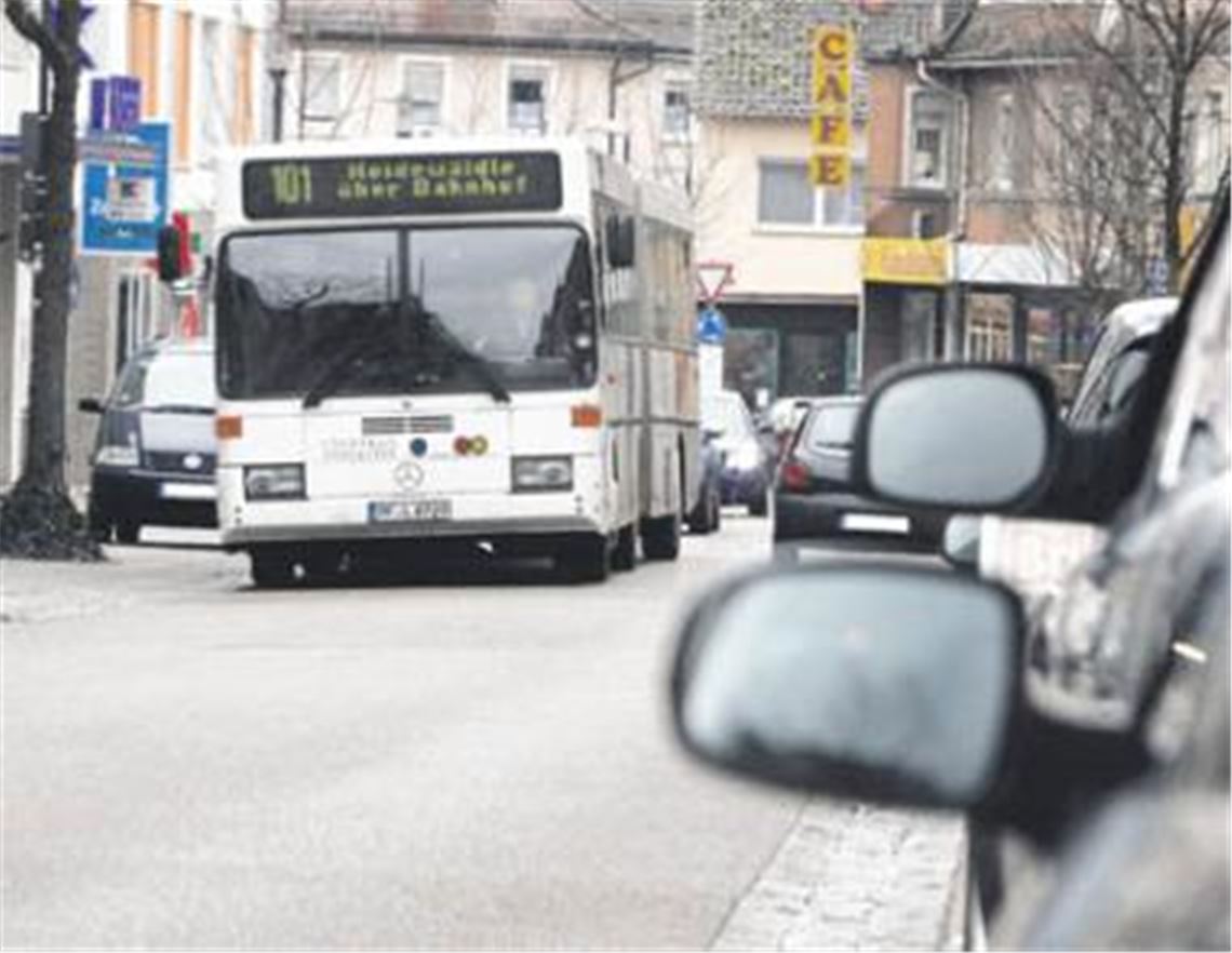 Eines steht in jedem Fall fest: Der Stadtbus fährt auch weiterhin in beiden Richtungen durch die Bahnhofstraße. Foto: Eigner