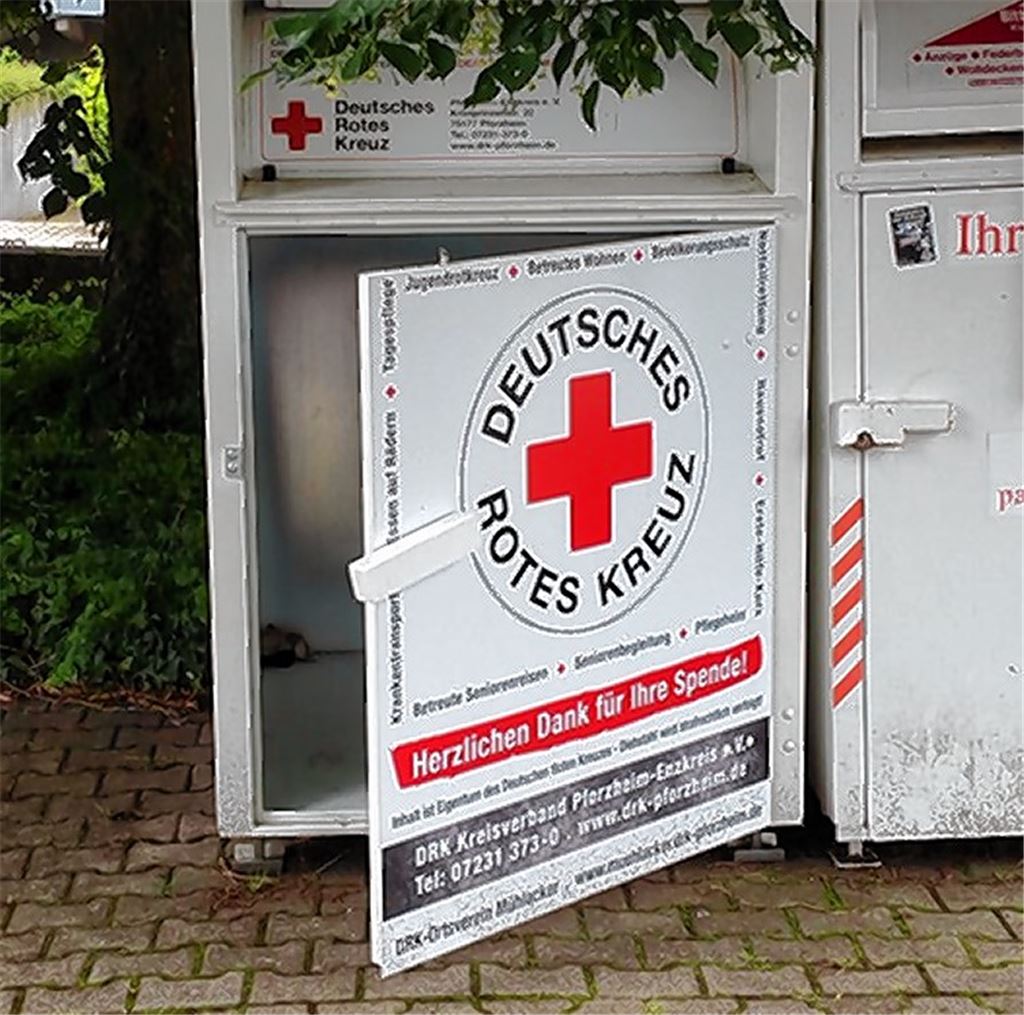 DRK-Sammelbehälter als Mülltonne missbraucht