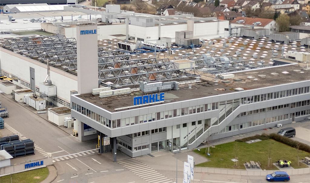 Eines von vielen regionalen Unternehmen, die als Autozulieferer den Wandel schaffen müssen: Mahle in Mühlacker. Foto: Archiv