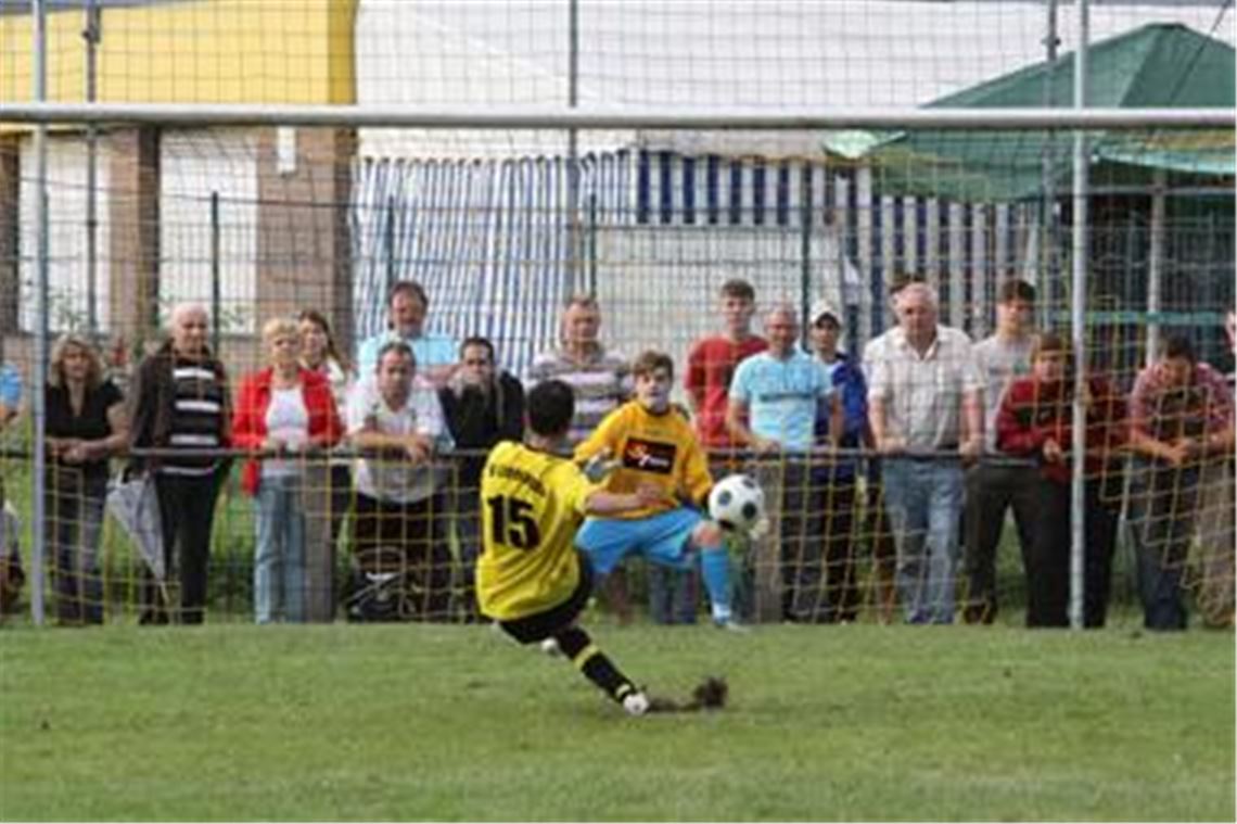 Einfach Pech: Der Lienzinger Soner Topal rutscht weg, Sportfreunde-Neuzugang Matthias Rößler pariert den Elfmeter. Fotos: Eigner