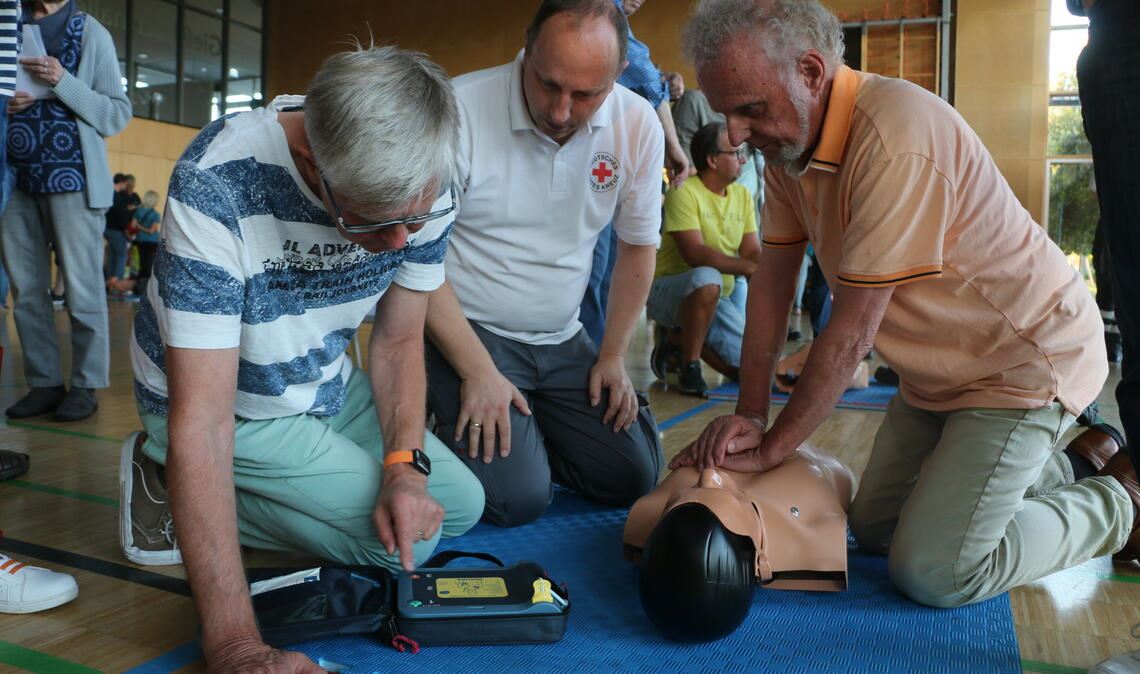 Einfach ausprobieren: Beim fünften Herztag in Sternenfels können Bürger die Herzdruckmassage und den Umgang mit dem Defibrillator üben. Foto: Deeg