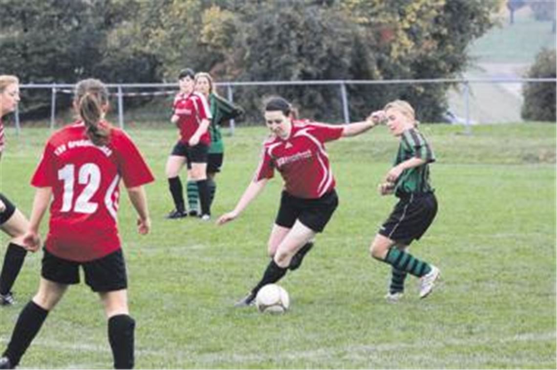Einfach flinker: Melanie Stricker schnappt sich den Ball und stürmt dann unaufhaltsam zum 8:0. Insgesamt trifft die groß gewachsene Stürmerin in diesem Spiel sechsmal.
Foto: Eigner