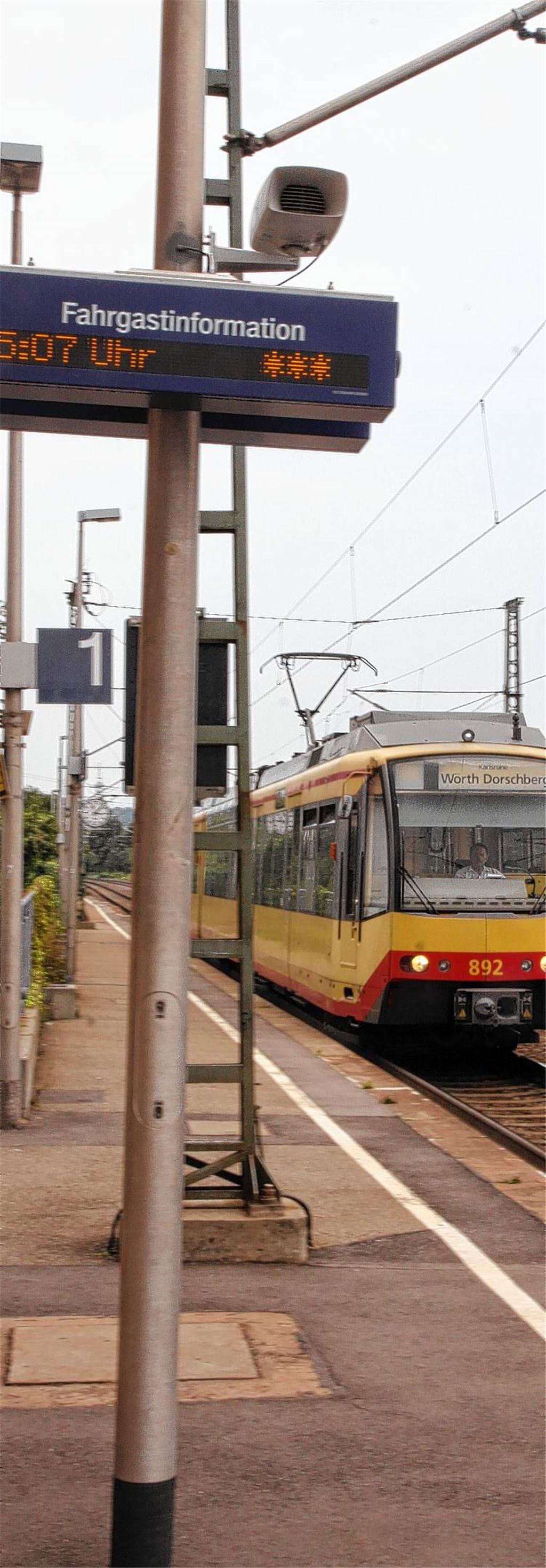 Einfahrt der Stadtbahn in Enzberg – auf einem anderen Gleis als angezeigt.