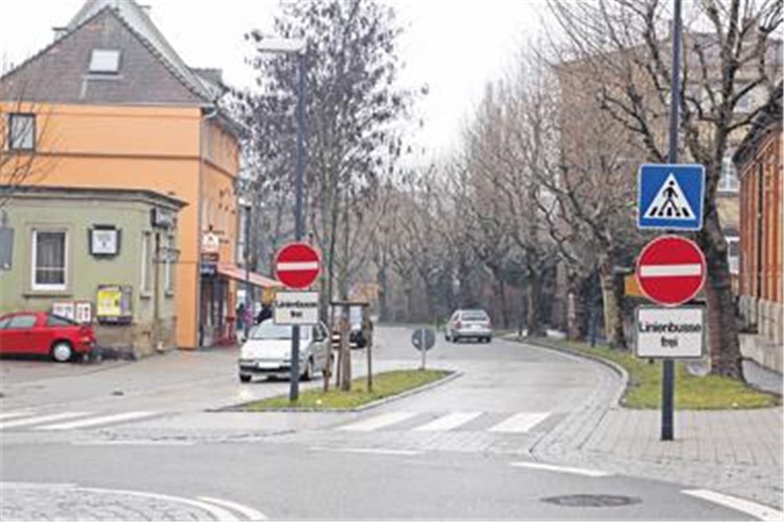 Einfahrt verboten: So könnte man sich die Beschilderung bei einem Probelauf für eine unechte Einbahnstraße vorstellen. In diesem Fall müssten die Autofahrer, die aus Richtung Bahnhof kommen, über die Ziegeleistraße in Richtung Drehscheibe/Fußgängerzone fahren. Innerhalb der Bahnhofstraße würde der Verkehr wie gewohnt in beiden Richtungen fließen. Foto: Eigner, Fotomontage: Fitzner
