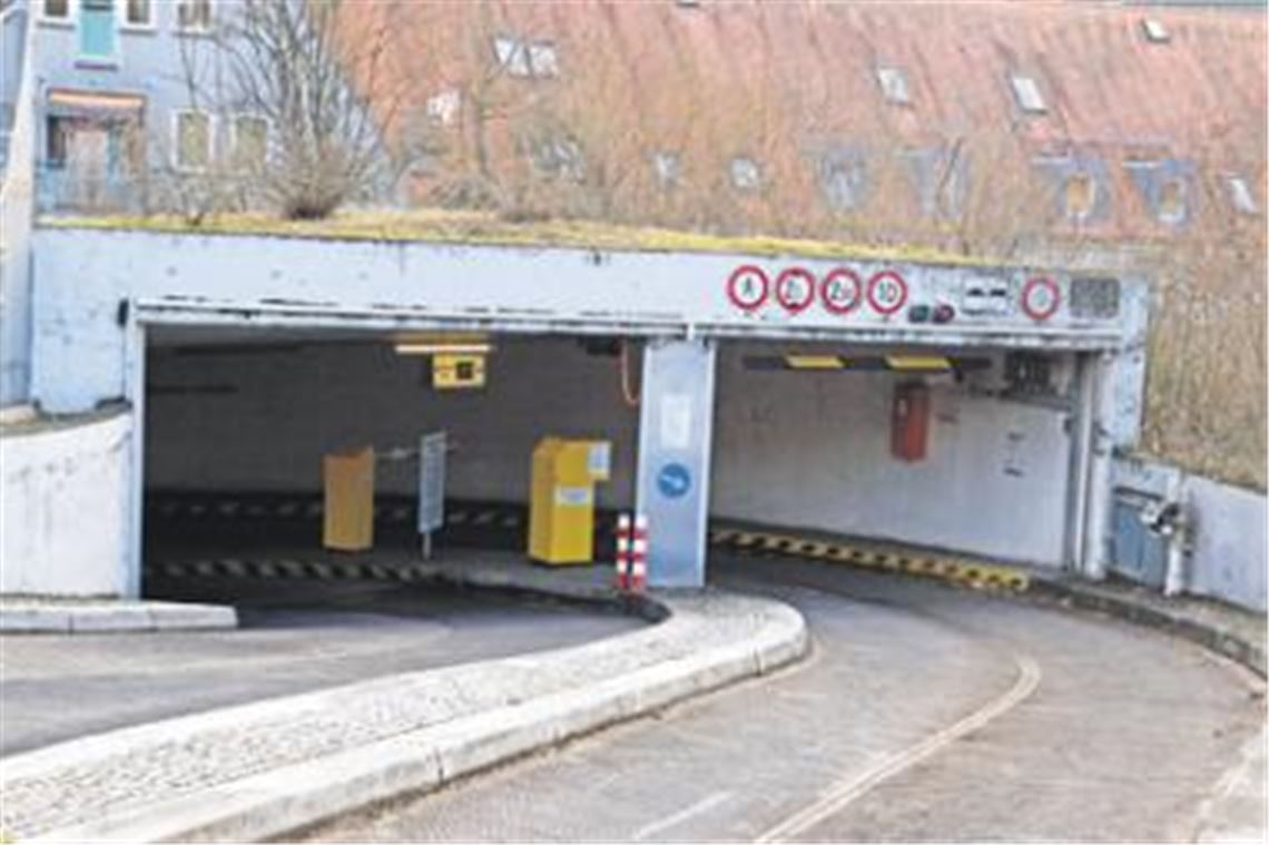 Einfahrt zur Tiefgarage Stadtmitte: Die unterirdischen Parkplätze sind Gegenstand einer weiteren Auseinandersetzung zwischen der Stadt und der Firma Echo. Foto: Franz