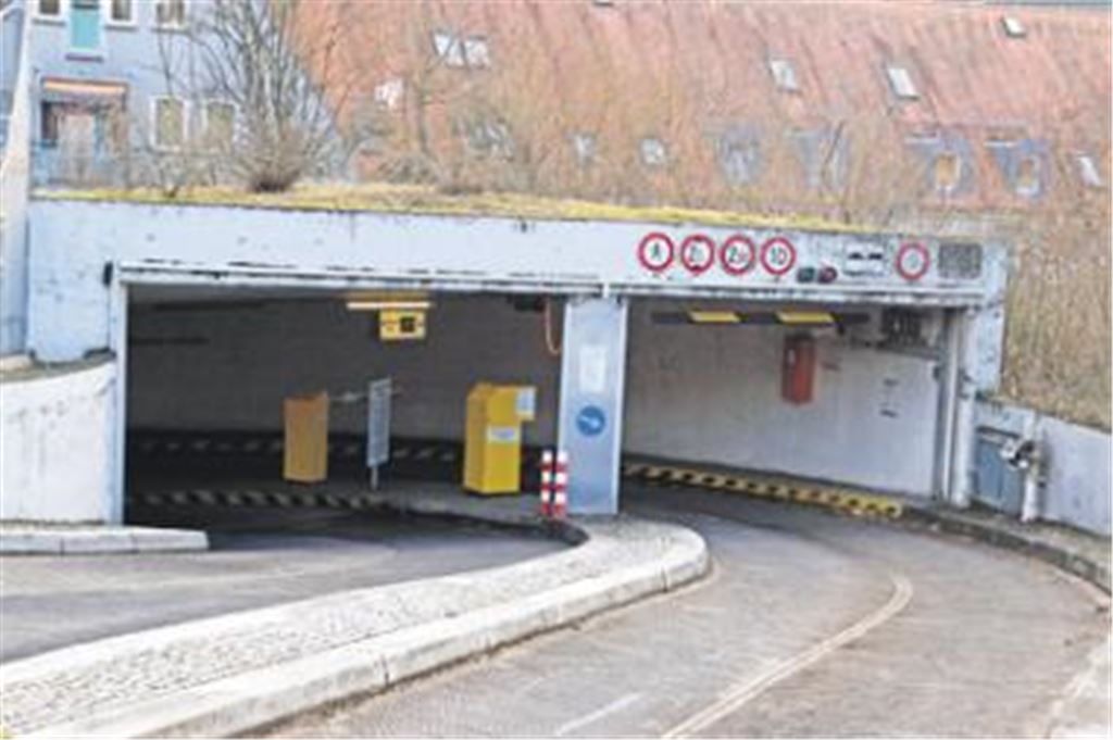 Einfahrt zur Tiefgarage Stadtmitte: Die unterirdischen Parkplätze sind Gegenstand einer weiteren Auseinandersetzung zwischen der Stadt und der Firma Echo. Foto: Franz