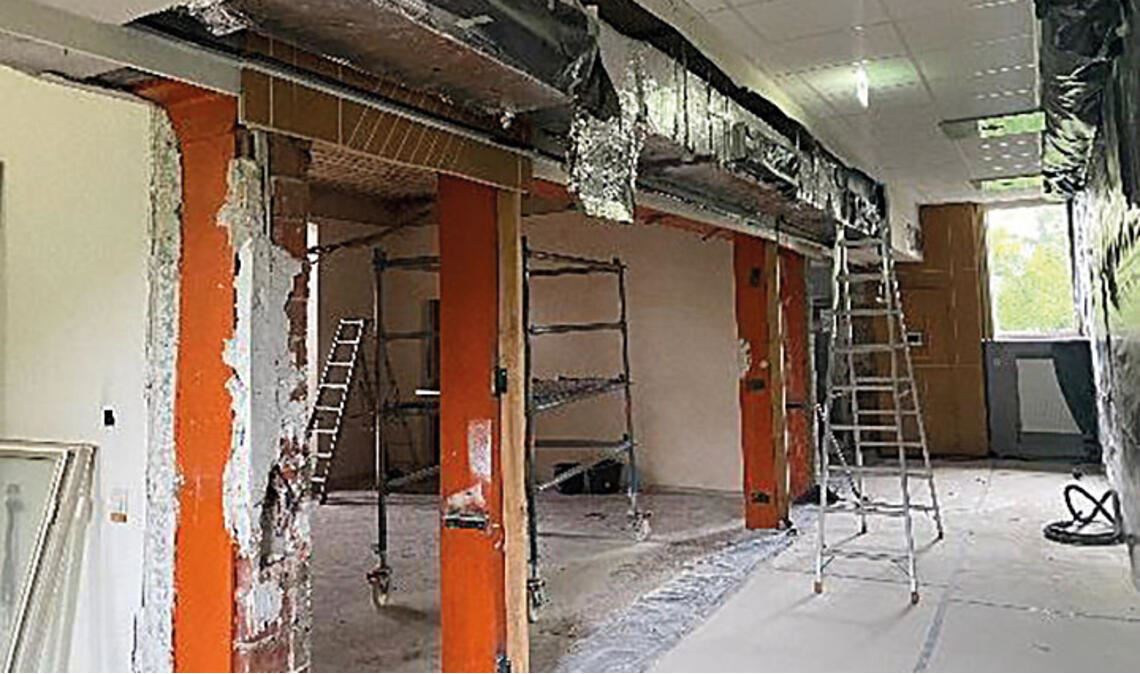 Eingang vom Treppenhaus in den Saal.