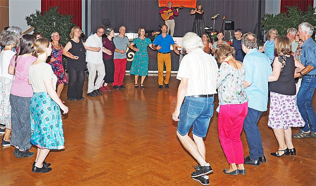 Eingehakt bewegen sich die Tänzerinnen und Tänzer in Kreisen oder Schlangenlinien im Takt der bretonischen Musik. Foto: Müller