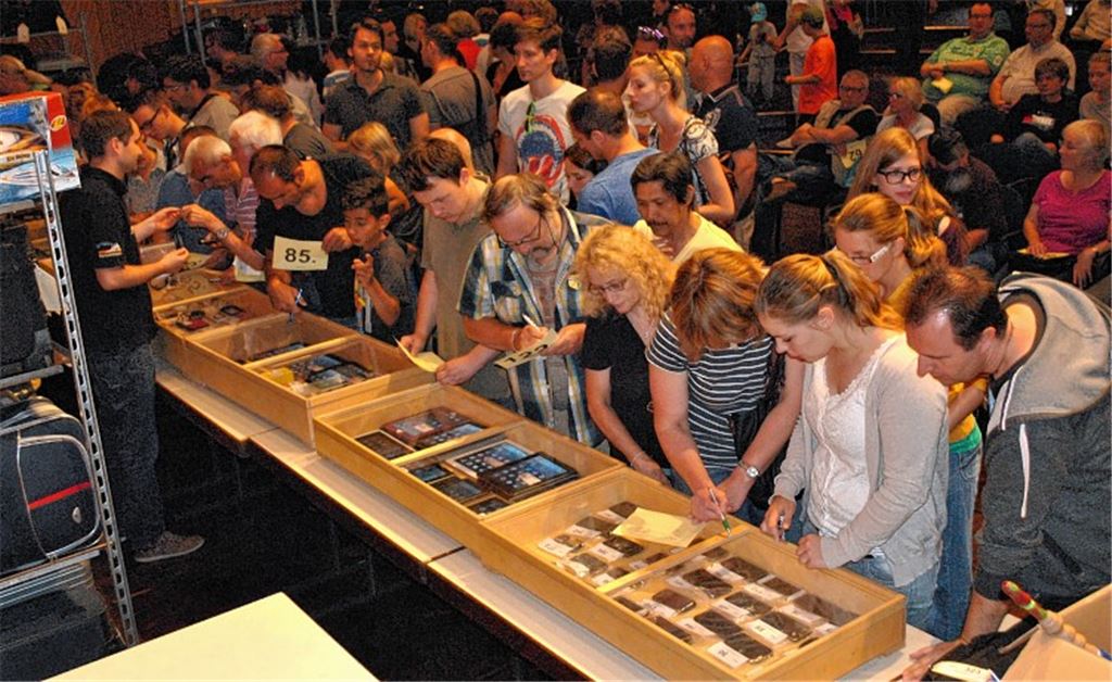 Eingehend werden die Artikel vor der Versteigerung besichtigt. Später tritt Auktionator Martin Clesle in Aktion und hat unter anderem die Ü-Box, das Überraschungsei für Erwachsene, im Angebot.