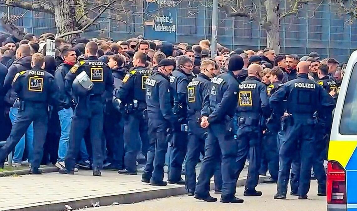 Eingekesselt – Polizeibeamte schirmen Fans des VfB Stuttgart in München ab.