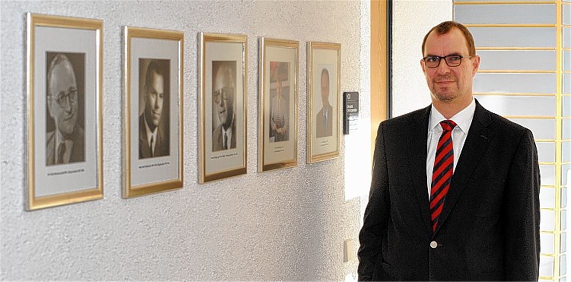 Eingereiht: der amtierende Rathauschef mit den Konterfeis der Vorgänger. Nach wie vor sei es für ihn etwas Besonderes, sagt Frank Schneider, der OB seiner Geburtsstadt zu sein.