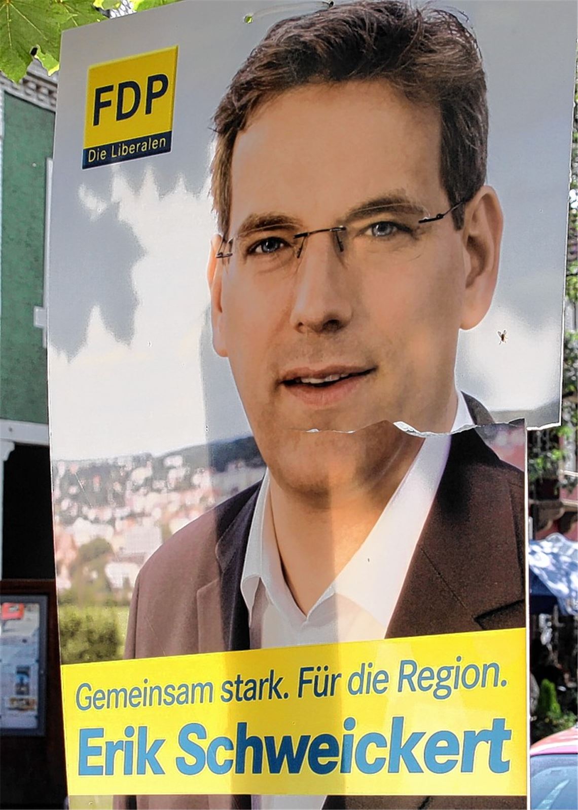 Eingerissenes Schweickert-Wahlkampfplakat. Die frühere Stärke der FDP hat indes nicht nur Risse erlitten. Foto: Sadler