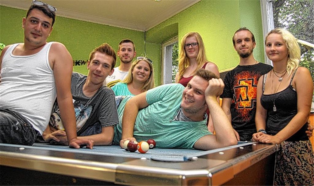 Eingeschworene Gemeinschaft: Die jungen Besucher des Jugendhauses in Illingen mit Jugendpflegerin Vera Müller (Mitte).