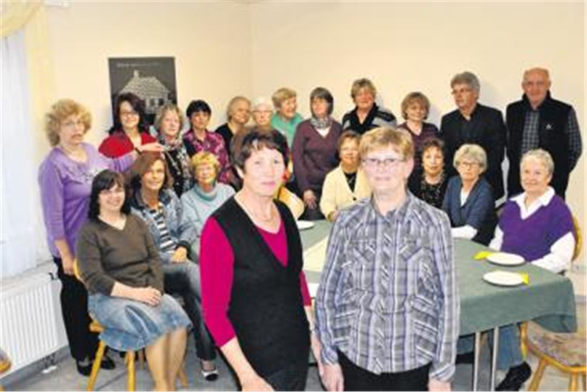 Eingeschworene Gemeinschaft: Waltraud Binder (vorne rechts) und ihre Nachfolgerin Irmgard Lipps im Kreise der Turnerfrauen sowie dem Förderkreis-Vorsitzenden Klaus Lipps (hinten von rechts) und dem Vereinsvorsitzenden Karlheinz Mannhardt sowie den Leiterinnen der Turnabteilung Ingrid Guhl (hinten von links) und Nicole Hoppe.
Foto: Stahlfeld
