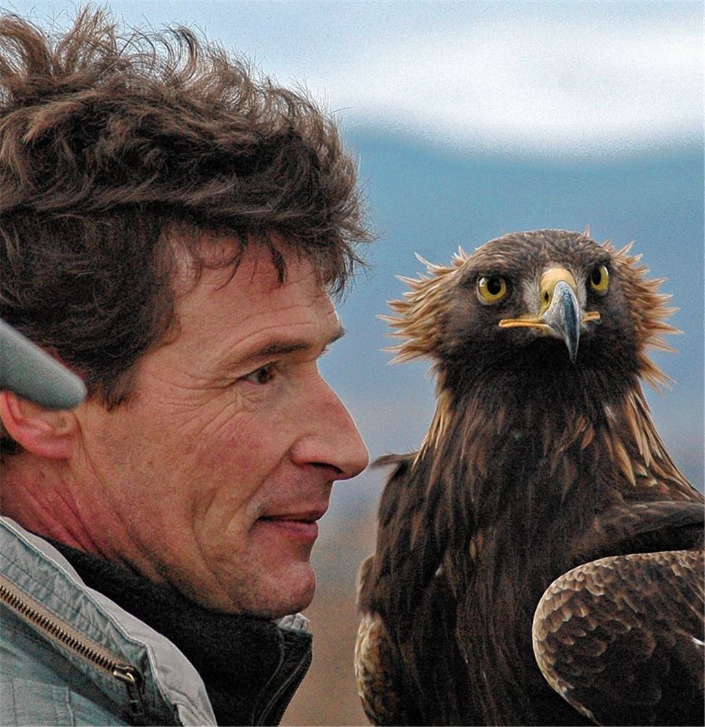 Eingespieltes Team: Wolfgang Winkler mit Adler Sandor. Auch Habichte (Bild re.) nehmen ihre Beute ganz genau ins Visier.