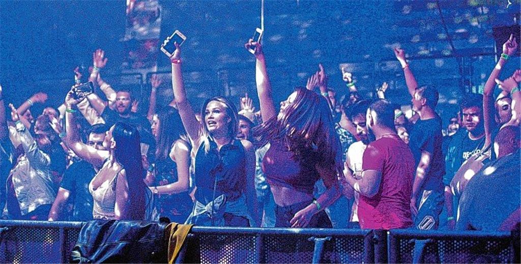 Aus Sporthalle wird eine Tanzarena