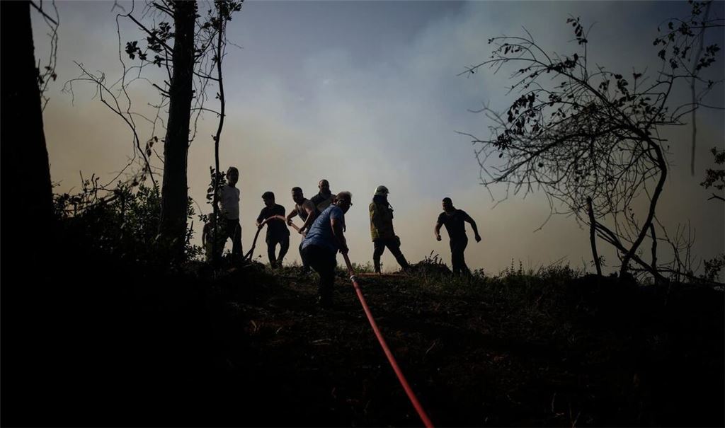 Einheimische und Feuerwehrleute versuchen, einen Waldbrand in Beykoz, einem Vorort von Istanbul, zu löschen. Nun bekämpfen Einsatzkräfte im Osten der türkischen Hauptstadt Ankara einen Waldbrand. (zu dpa: «Türkische Feuerwehr bekämpft Waldbrände in Antalya»)
