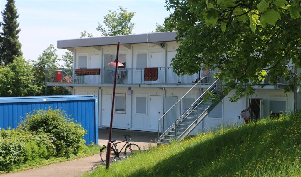 Einige Bewohner der Containeranlage auf dem Parkplatz an der Wiernsheimer Lindenstraße fallen bei Anwohnern, die sich nun beschweren, negativ auf. Foto: Deeg