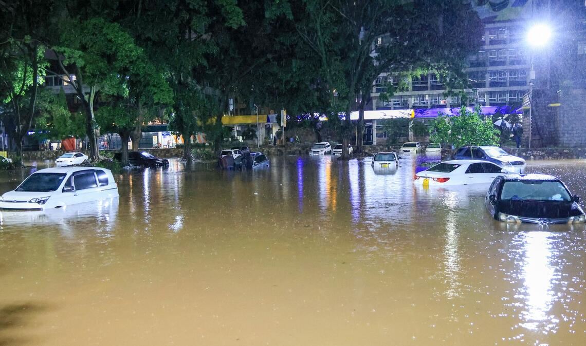 Einige Einwohner sind ertrunken, andere aufgrund beschädigter Stromkabel getötet worden.