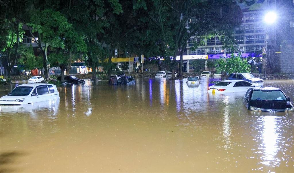 Einige Einwohner sind ertrunken, andere aufgrund beschädigter Stromkabel getötet worden.