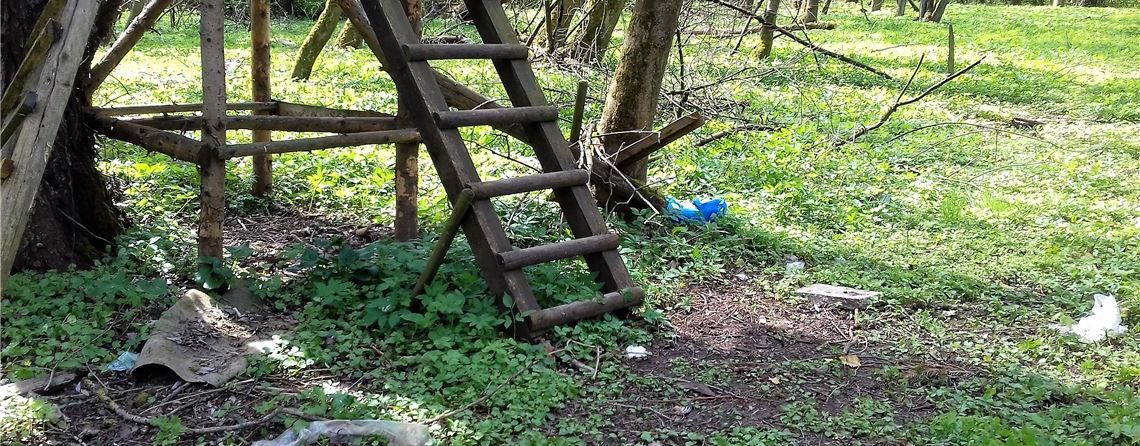 Einige Gemeinden berichten in der Corona-Pandemie von einem höheren Müllaufkommen im Wald – hier zu sehen der Hochsitz Nr. 24 bei Dürrmenz. Foto: Filitz