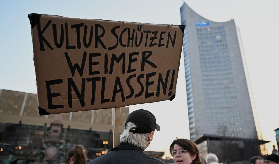Einige Hundert Menschen gingen diese Woche in Leipzig gegen Wolfram Weimer auf die Straße. (Archivbild)