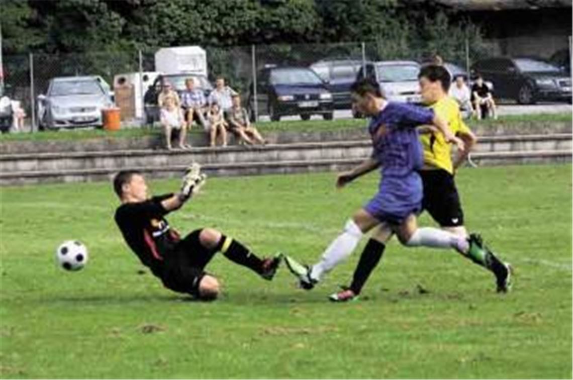 Einige Male präsentiert sich Marcel Stark (li.) ganz stark. Gegen heranstürmende Nullachter (in Blau) riskiert der Lienzinger Schlussmann mehrmals Kopf und Kragen. Foto: Eigner