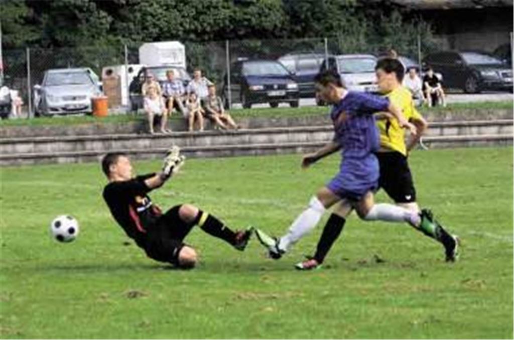 Einige Male präsentiert sich Marcel Stark (li.) ganz stark. Gegen heranstürmende Nullachter (in Blau) riskiert der Lienzinger Schlussmann mehrmals Kopf und Kragen. Foto: Eigner
