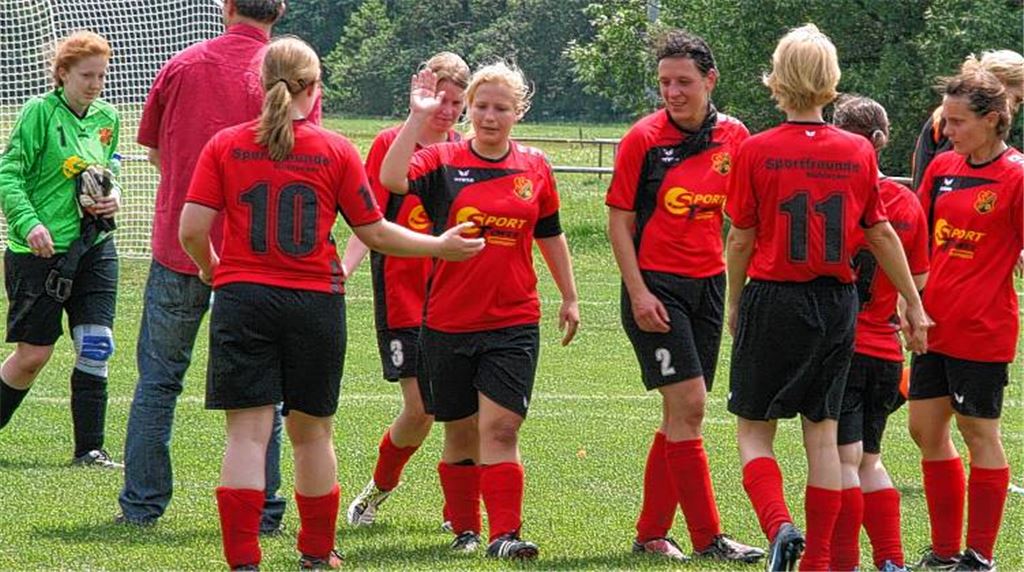 Einige Spielerinnen haben den Verein verlassen, darunter Torhüterin Theresa Stahl (li.), Stürmerin Fiona Kelm (Nr. 10) und Simone Gervais (MItte). Elke Hänßler (Nr. 2) und Kerstin Lotsch (Nr. 11) haben ihre aktiven Karrieren beendet. Nun wollen die Sportfreundinnen in der Kleinfeld-Landesliga neu aufbauen. Archivfoto: Eigner