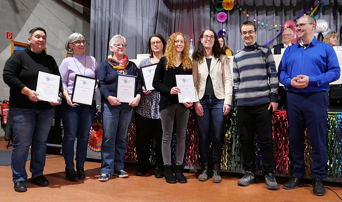 Einige Vereine werden bei der Versammlung offiziell ausgezeichnet. Foto: Weber