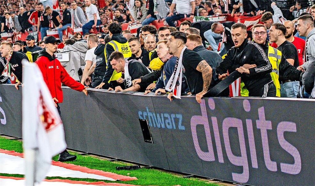 Einige VfB-Fans dringen gegen den BVB in den Innenraum ein.