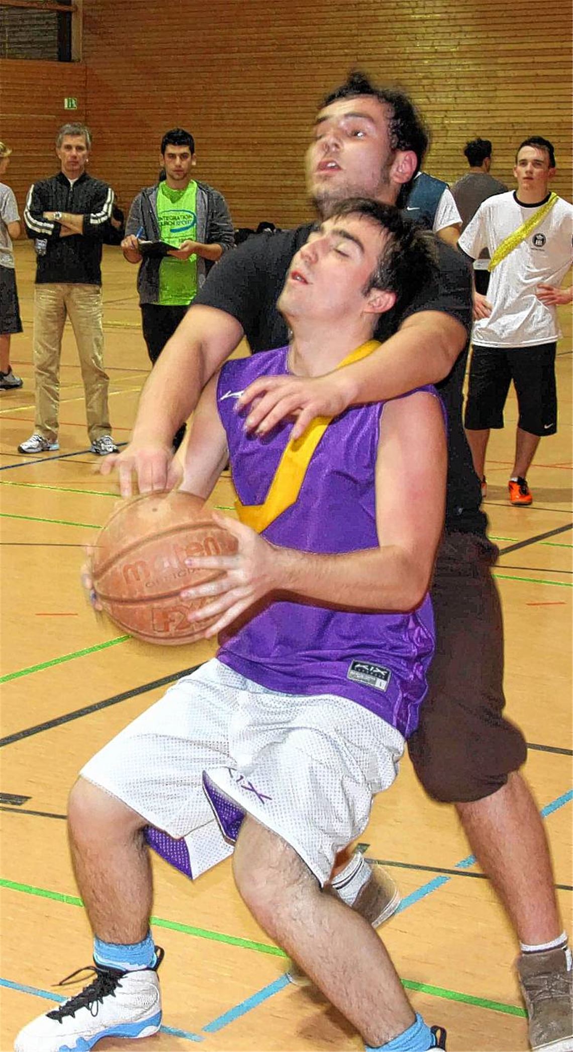 „Einige gehen etwas härter zur Sache, aber im Großen und Ganzen ist es okay.“ – Strittige Szenen klären die Jugendlichen im gegenseitigen Einvernehmen. Foto: Lämmle