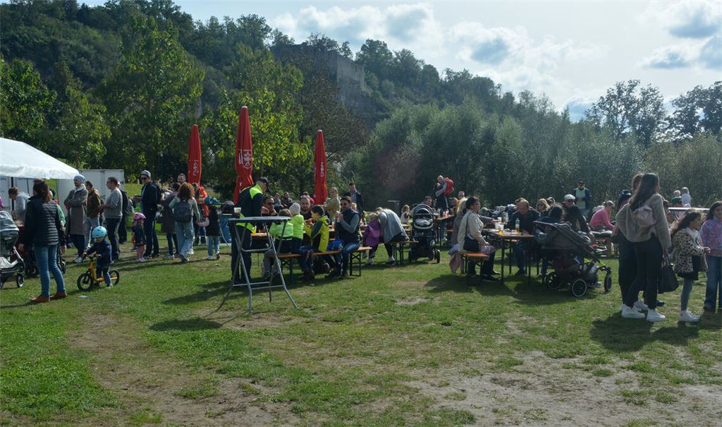Einiges los: Der Familientag des Vereins „Evenzkreis“, der beim ersten Anlauf im Juli buchstäblich ins Wasser fiel, lockt dieses Mal bei recht ordentlichem Wetter in die Enzgärten. Fotos: Stahlfeld