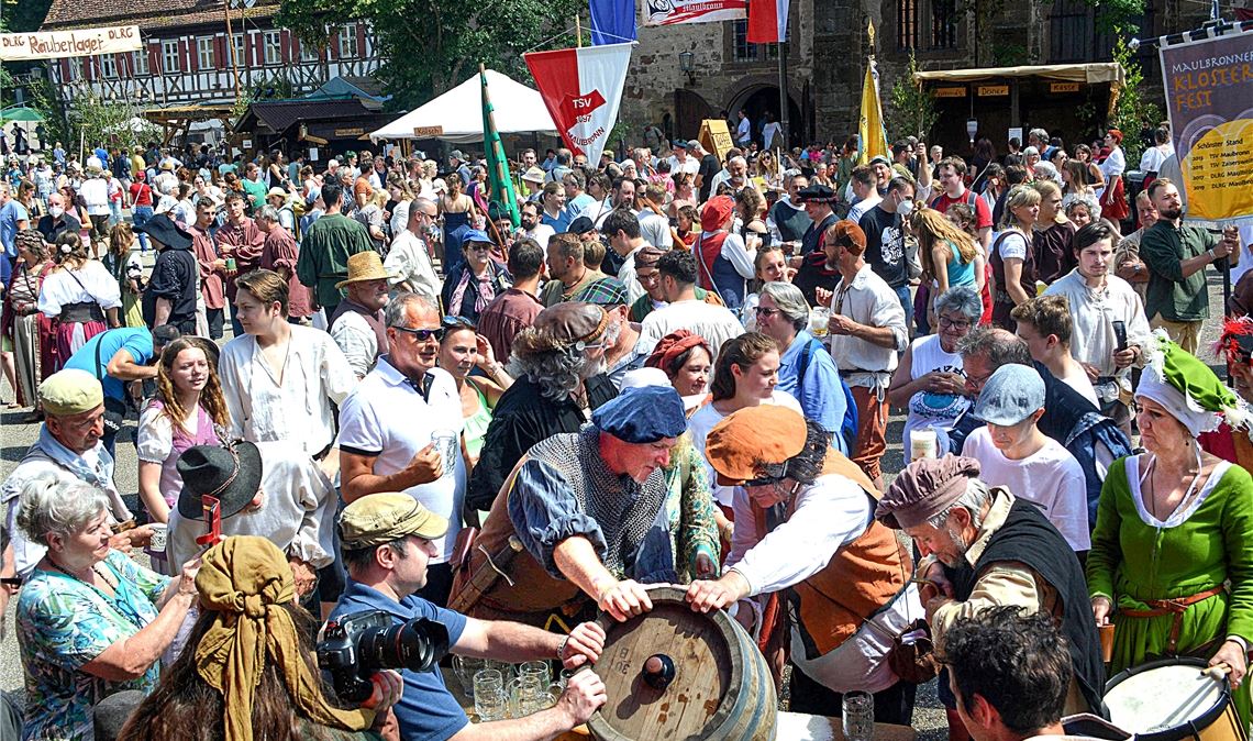 Das Mittelalter ist zurück in Maulbronn Einiges los beim offiziellen Fassanstich: Nach der Durststrecke des vergangenen Jahres fiebern alle dem Auftakt entgegen. Fotos: Stahlfeld
