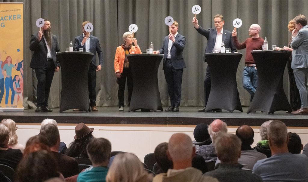 Einigkeit: Bei der brisanten Frage, ob – neben Mühlacker – der Klinikstandort Neuenbürg noch zu retten ist, gehen sechsmal die „Ja“-Schildchen in die Höhe. Fotos: Fotomoment