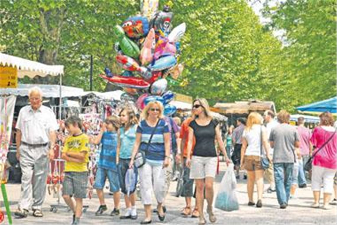 Einkaufen und genießen: Die Bahnhofstraße präsentiert sich beim Mühlacker Frühling zwei Tage lang als bunte Flaniermeile mit Angeboten für alle Generationen. Foto: Stahlfeld