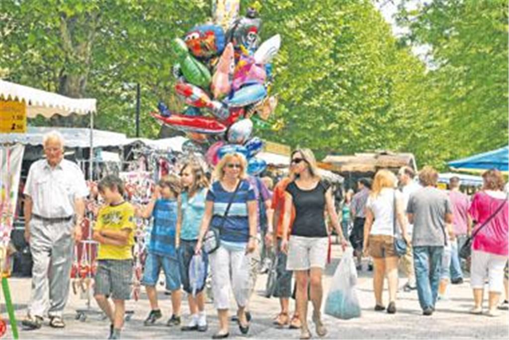 Einkaufen und genießen: Die Bahnhofstraße präsentiert sich beim Mühlacker Frühling zwei Tage lang als bunte Flaniermeile mit Angeboten für alle Generationen. Foto: Stahlfeld